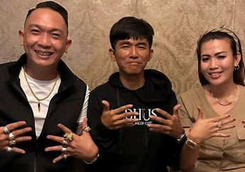 Cuti Jadi Satpam Kompleks, Ini Sumber Penghasilan Tiko yang Tinggal di Rumah Mewah Terbengkalai