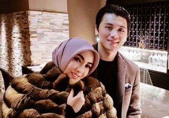 Syahrini Takut Menghitam? Begini Aksi Gemasnya Berlindung dari Sengatan Matahari di Balik Tubuh Reino Barack