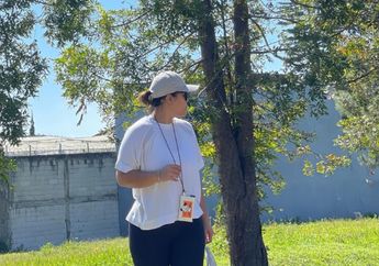 Cuma Pakai Kaos Santai, Mantan Artis Cilik Ini Gak Gengsi Beli Jajanan Merakyat di Pinggir Jalan Ini, Gaya Santainya Panen Pujian