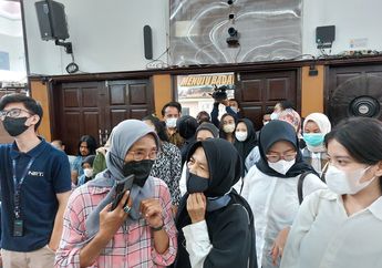 Rombongan Ibu-ibu Berswafoto Hingga Tinggalkan Ruang Sidang Ketika Tahu Sidang Richard Eliezer Tak Mulai Terlebih Dahulu