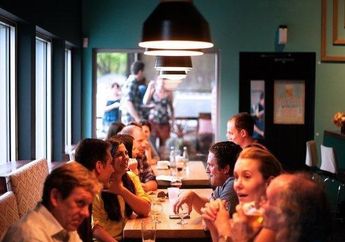 Arti Mimpi Makan Bersama Teman hingga Keluarga, Pertanda Baik Sekaligus Buruk, Jangan Disepelekan!