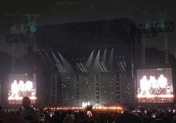 Potret Lautan Jas Hujan di Konser Westlife, Penonton Tetap Semangat Nyanyi Bareng