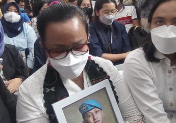 Peluk Foto Brigadir J, Keluarga Yosua Hadiri Sidang Vonis Ferdy Sambo dan Putri Candrawathi
