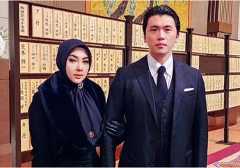 Cuek Cium Reino Barack di Pinggir Jalan Raya, Syahrini Ternyata Pakai Kardigan Mentereng Rp 35 Jutaan, Begini Penampakannya