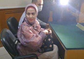 Dulu Enggan Buka Pintu, Venna Melinda Terpantau Salami Ibunda Ferry Irawan di Ruang Sidang Sambil Ucapkan Hal Ini