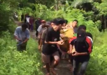 MIRIS! Derita Warga Lombok Barat, Rela Tandu Orang Sakit hingga Jenazah dengan Jalan Kaki 3 Km Lewat Bukit!
