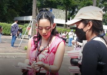 Nonton Konser BLACKPINK Hari Kedua, Rachel Vennya Bawa Lightstick hingga Jas Hujan