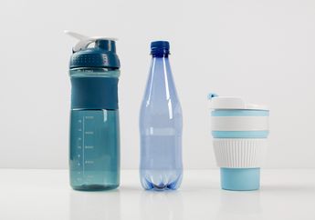 Cara Mencuci Botol Minum Agar Tidak Bau Plastik, Sebelum Dipakai Rendam Semalaman Pakai Bahan Dapur ini!