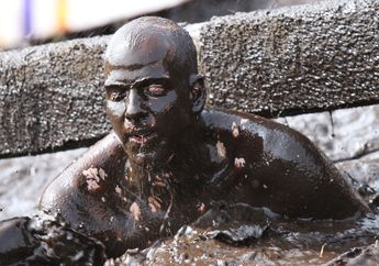 Arti Mimpi&nbsp;Mandi Lumpur Justru Jadi Pertanda Baik, Simak Ulasan Lengkapnya!