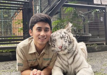 Bukannya Klarifikasi Soal Nikahi Nissa Asyifa, Alshad Ahmad Malah Ngibrit ke Afrika, Pamer Gendong Sosok Istimewa Ini