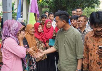 Gibran Rakabuming Raka Resmikan Jamban Sehat Keluarga di Kelurahan Mojo