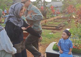 Gala Sky Ziarah ke Makam Vanessa Angel dan Bibi Ardiansyah