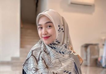 BIKIN Heboh Lagi, Ria Ricis Kini Pamer Aksi Santap Makanan Sahur Sambil Nyelam di Kolam Renang, Ungkap Demi THR Online