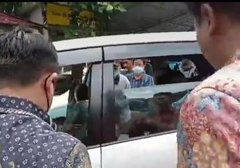Pakai Kursi Roda, Ayah AGH Hadiri Sidang Perdana Anaknya Hari Ini