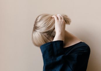 9 Tips Mengatasi Gatal Karena Uban yang Sebabkan Rambut Kering, Salah Satunya Hindari Keramas Setiap Hari!