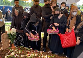 Tangisnya Iringi Prosesi Pemakaman, Asmirandah Sudah Ikhlaskan Kepergian sang Ayah