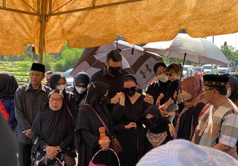 Tangis Asmirandah Pecah di Pemakaman sang Ayah