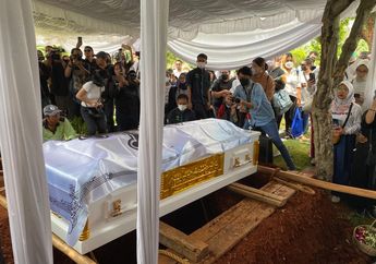 Penuh Isak Tangis, Keluarga Antar Carlo Saba ke Peristirahatan Terakhir