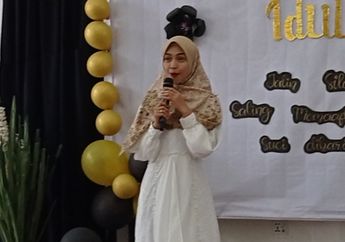 Ria Ricis Rayakan Lebaran 2023 Bareng Teuku Ryan, Bawa Kotak Hadiah Besar Isi THR untuk Santri