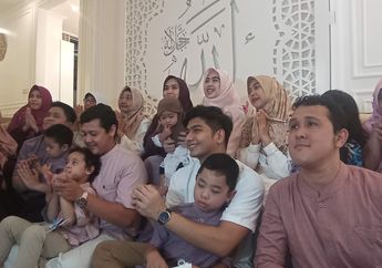Oki Setiana Dewi dan Ria Ricis Rayakan Lebaran di Pesantren, Bagi-bagi THR hingga Sungkem Keluarga