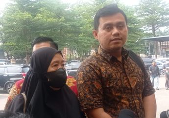 Keluarga Korban Meninggal pada Kecelakaan Lalu Lintas Putra Ira Riswana Bawa Beberapa Dokumen Pendukung untuk Gelar Perkara