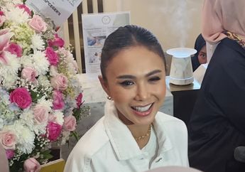 Yuni Shara Terima Kiriman Bunga dari Sosok Spesial, Isi Pesannya Bikin Terharu!