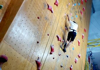 Manfaat Wall Climbing Bagi Kesehatan, Termasuk Kurangi Stres!