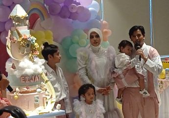 Fairuz A Rafiq dan Sonny Septian Hadirkan Kue Ulang Tahun Tingkat 5 di Pesta Ulang Tahun Queen Eijaz Slofa