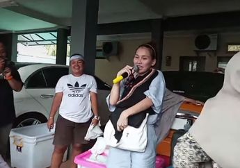 Obral Murah Baju Bekas Layak Pakai, Rumah Ayu Ting Ting Diserbu Warga Hingga Semua Baju Ludes Terjual