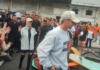 Agnez Mo Saksikan Final E-Prix Formula E di SCBD, Sang Penyanyi Gandeng Kekasihnya, Adam Rosyadi