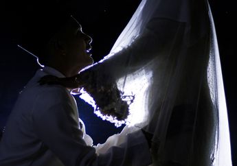 Pasutri Tak Kunjung Keluar Usai Malam Pertama, Keluarga Syok saat Paksa Masuk Kamar Pengantin