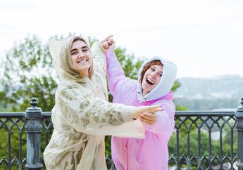 25 Arti Mimpi Jas Hujan, Jika Berwarna Merah, Ada Pesan Penting Buat Kehidupan Asmara Anda