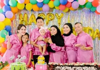 Umi Kalsum Sawer Para Tamu Ultah dengan Uang 1 Tas, Aksi Ibu Ayu Ting Ting Jadi Sorotan!