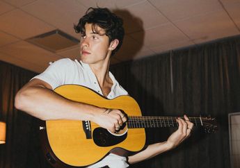 Shawn Mendes Tertangkap Kamera Ikut Salat Jumat, Foto-fotonya Bersama Para Jamaah Viral