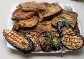 Iseng Rendam Terong ke Dalam Air Garam Sebelum Digoreng, Pasti Syok Lihat Hasilnya Bebas Minyak!