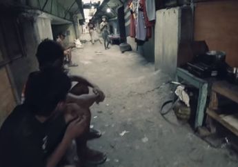 VIRAL Perkampungan di Kolong Jalan Jakarta, Warga Punya Barang Elektronik Lengkap dan Alat Musik Drum, Ada Sekolah dan Musala