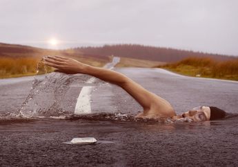 Arti Mimpi Berenang di Air Keruh, Tanda Emosi Sedang Kacau Balau, Siap-siap Hadapai Rintangan dan Masalah Berat!