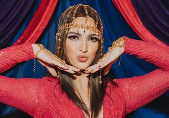 CANTIKNYA Nia Ramadhani saat Dandan ala Tokoh Barbie, Super Glowing dalam Balutan Dress Seksi Warna Pink