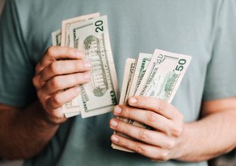 Arti Mimpi Dikasih Uang Ternyata Simbol Kekhawatiran, Bisa Jadi Anda Sedang Frustasi dan Stres dalam Hal Finansial