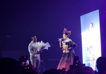 Titi DJ Buka Konser Wanita Hebat 2023, Dapat Kejutan dari Fans di Atas Panggung