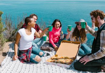 4 Arti Mimpi Piknik di Bukit, Sinyal Kamu Lagi Haus Kebahagiaan