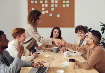 5 Ide Hadiah Menarik untuk Teman Sekantor yang Resign