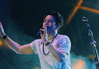 Ariel NOAH Nyanyi Pakai Toa saat Manggung di The Sounds Project Vol.6