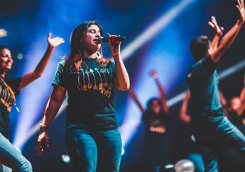 5 Arti Mimpi Nyanyi di Panggung, Sisi Percaya Dirimu Tinggi Banget, Tunjukan Sifat Apa Lagi?