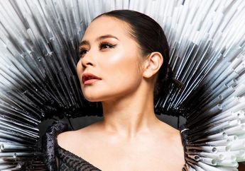 KEREN! Prilly Latuconsina Pemotretan Pakai Baju dari Sedotan Bekas untuk Jember Fashion Carnaval!