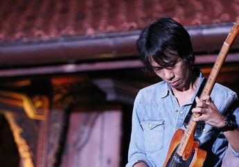 Membumi, Eross Gitaris Sheila On 7 Kepergok COD Gitar di Warung Makan Pinggir Jalan, Gaya Sederhananya Auto Panen Pujian!