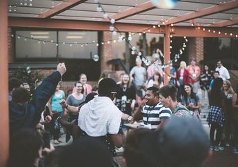 5 Arti Mimpi Reuni Teman Kampus Benarkah Melambangkan Rasa Rindu yang Mendalam? Simak Ulasannya!