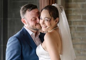 Dewi Rezer Resmi Menikah dengan Kekasih Bulenya, Intip Penampilan Sang Artis Kenakan Gaun Pengantin Mini!