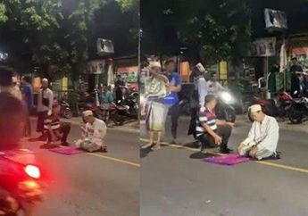 Gelar Sajadah hingga Salat Khusyuk di Jalan Raya, Aksi Unik Pria Gresik Ini Bikin Heboh