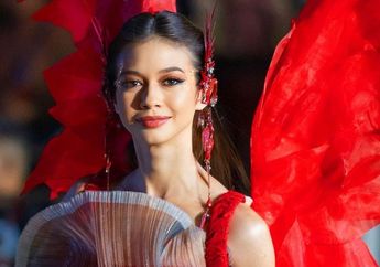 Yuki Kato Menjelma Jadi Burung Phoenix di Jember Fashion Carnaval, Intip Penampilan Fantastis Sang Aktris!